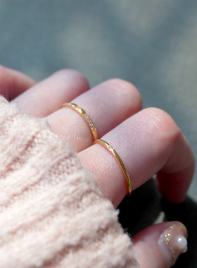 有滤镜复古风纤细微镶锆石戒指