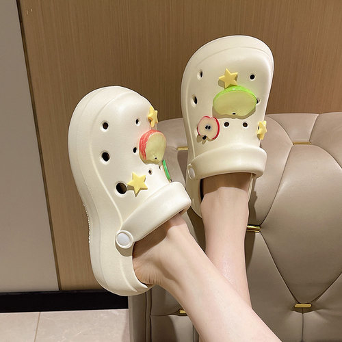 厚底洞洞鞋女夏季外穿2025新款可爱苹果防滑沙滩包头踩屎感凉拖鞋 - 图1