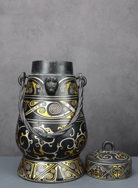 铜祥德仿古青铜器摆件青铜提梁卣错金银黑皮包浆古代盛酒壶摆件