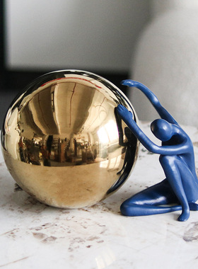 现代简约抽象抱球人装饰居家摆件