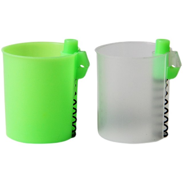 Pinch rod accurately to make a nest cup and fish in the wild grass hole