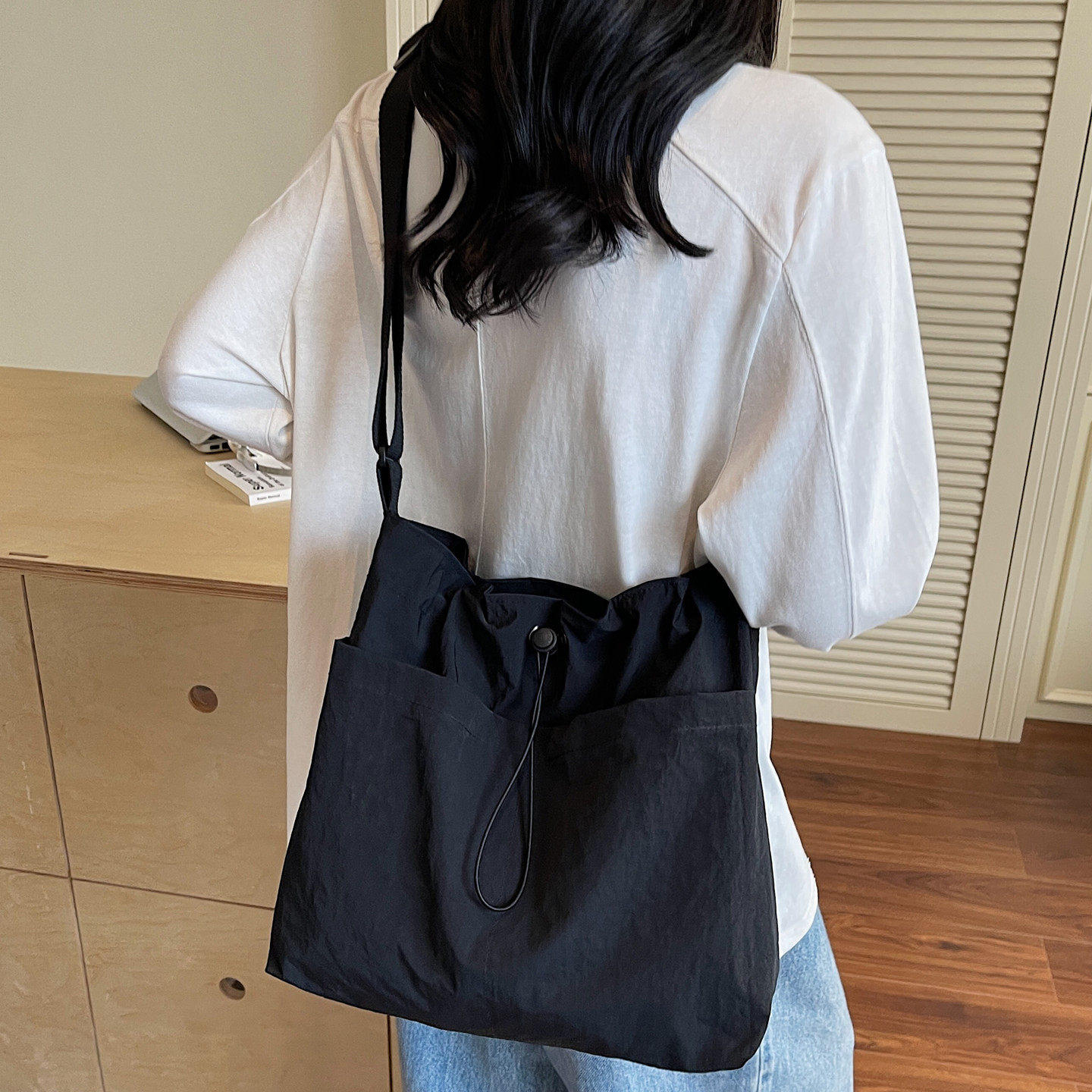 慵懒风抽绳斜挎包女尼龙布休闲运动包包轻便百搭大容量通勤单肩包,淘宝优惠券,粉丝福利购,淘宝优惠卷