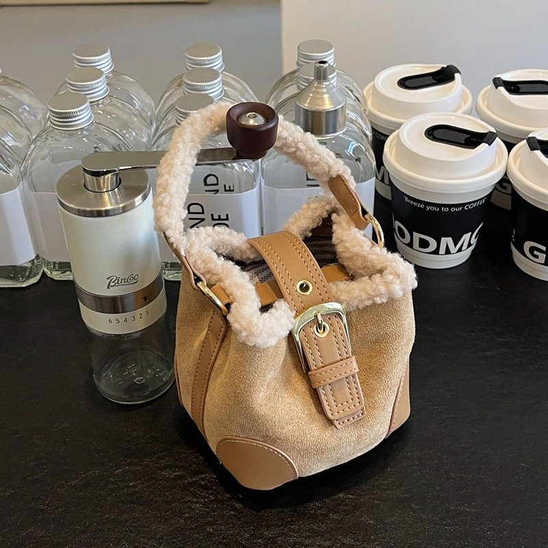 秋冬羊羔毛水桶包女复古迷你单肩斜挎包2025新款高颜值手提毛绒包,淘宝优惠券,粉丝福利购,淘宝优惠卷