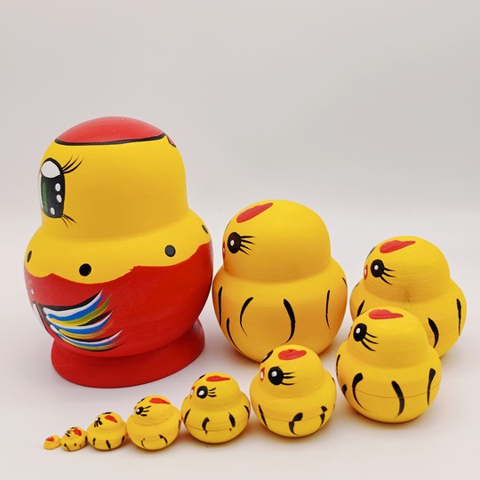 Русская матрешка: 10-слойный маленький желтый цыпленок, бесконечные игрушечные креативные украшения и подарки, которые можно взять на землю.