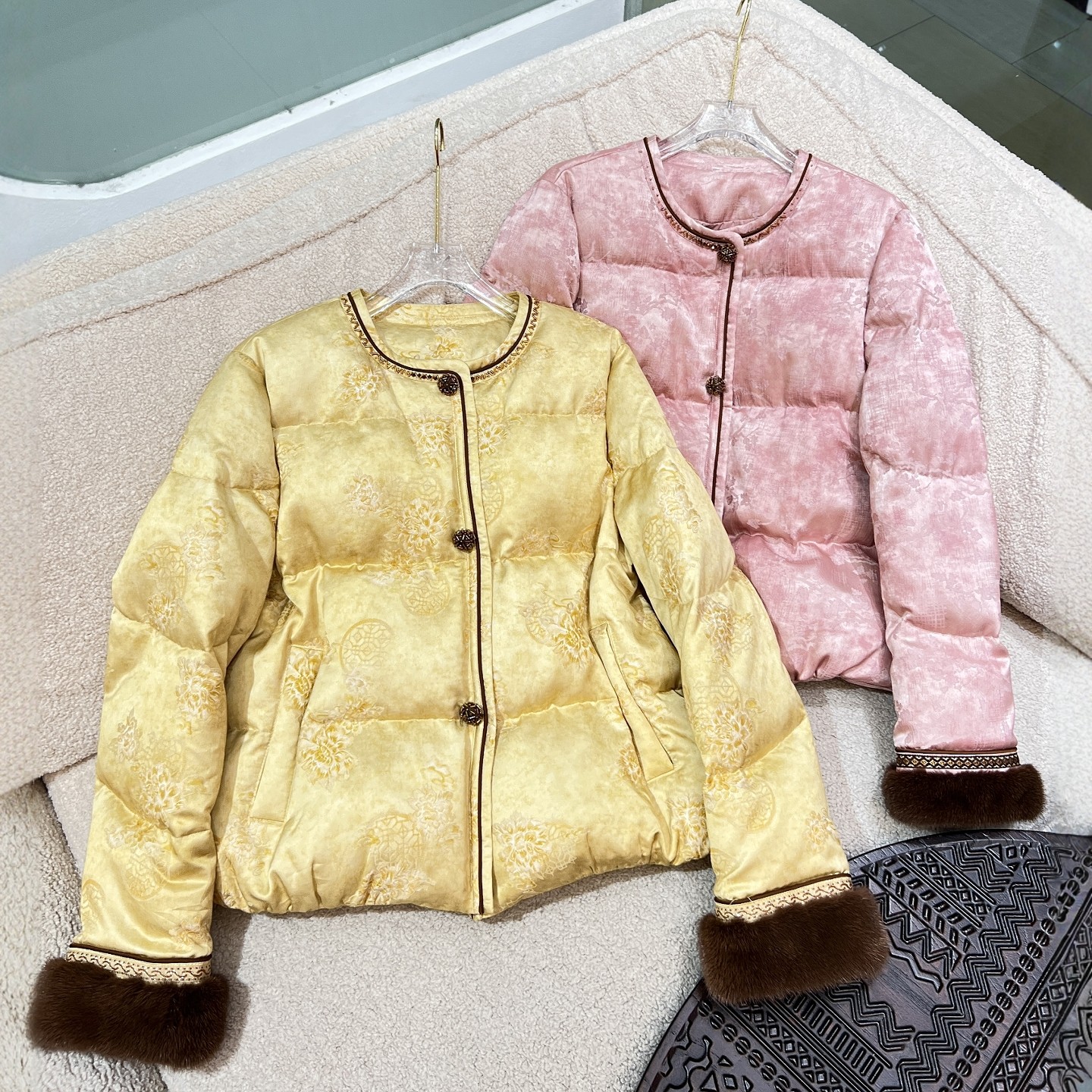 欧洲站2025冬季新款中式钉珠圆领刺绣提花水貂毛袖鹅绒羽绒服外套,淘宝优惠券,粉丝福利购,淘宝优惠卷