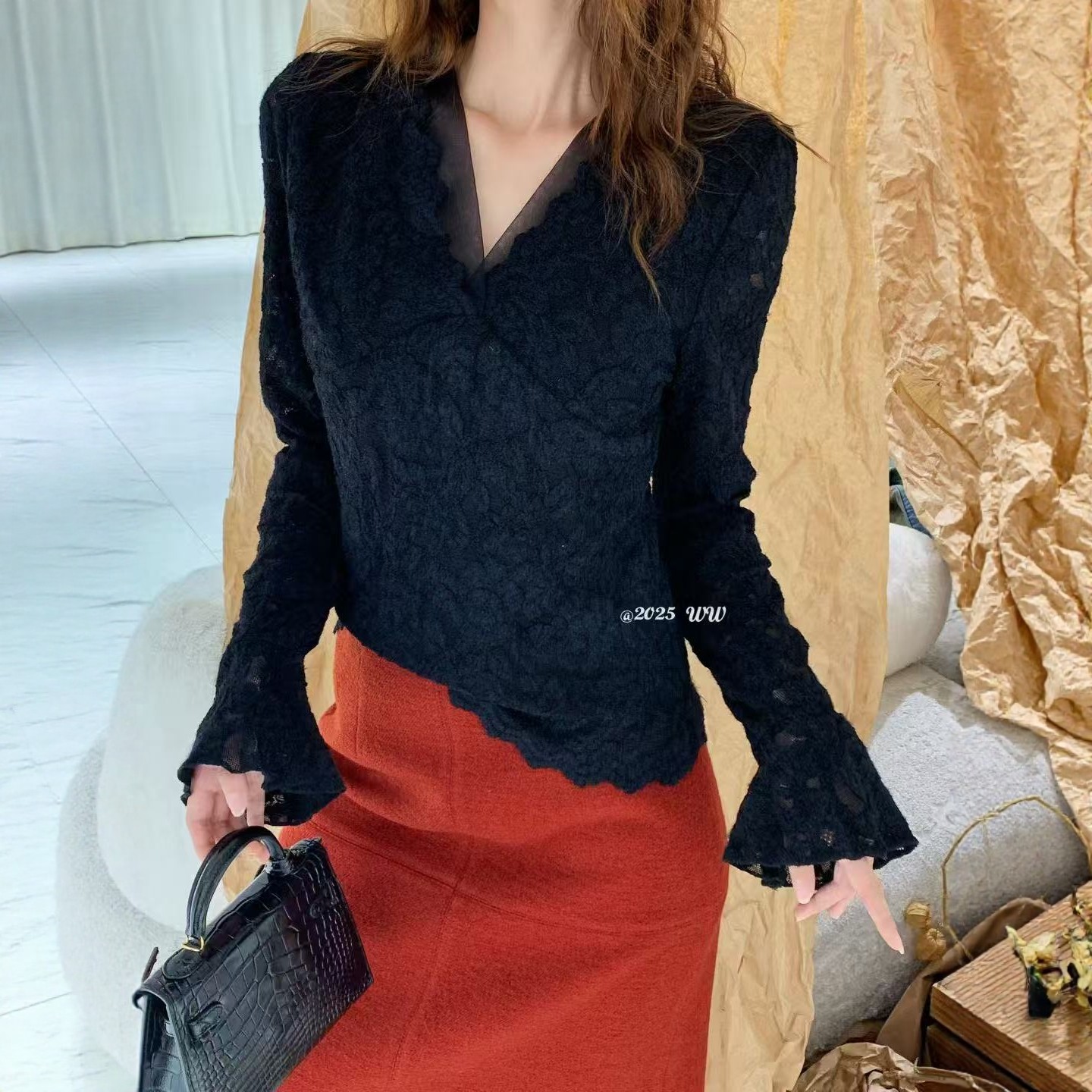 欧洲站2025冬季新款V+.COM设计感V领加绒蕾丝衫女喇叭袖修身上衣,淘宝优惠券,粉丝福利购,淘宝优惠卷