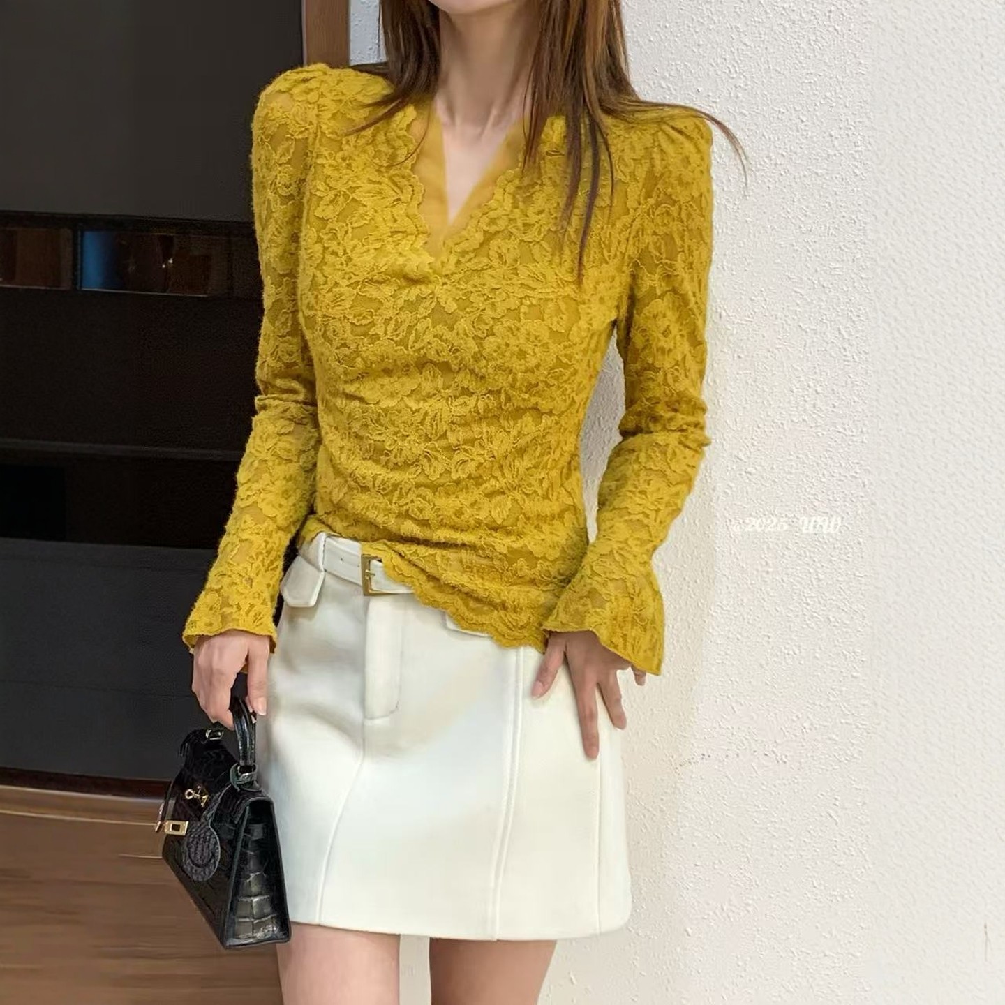 欧洲站2025冬季新款V+.COM设计感V领加绒蕾丝衫女喇叭袖修身上衣,淘宝优惠券,粉丝福利购,淘宝优惠卷