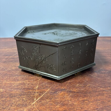 图文故事图锡制壶承，重1935克，长20.5厘米，宽18厘米，高8.5