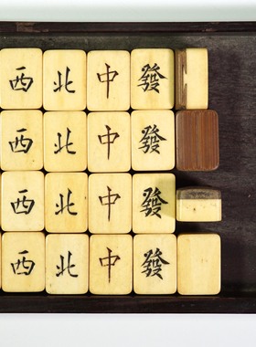 日本老竹骨麻将，牌长1.9厘米，宽2.6厘米，厚1.4厘米，骨厚1厘米