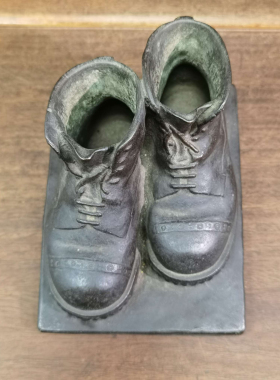 日本带款老铜皮鞋摆件，重1.4千克，长15厘米，宽11厘米，高9厘米