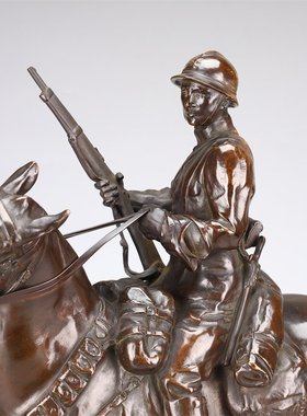 19世纪法国出品老铜骑兵像，重20.3千克，高49厘米，长49厘米。