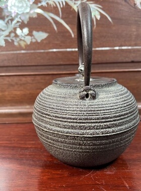 日本清光堂莺歌烧定制款老铁壶，容量900毫升左右，重1.21千克。