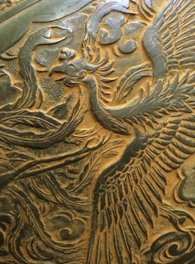 日本钦成作凤凰纹老铜花瓶，重3.15千克，高26厘米，口径13厘米。