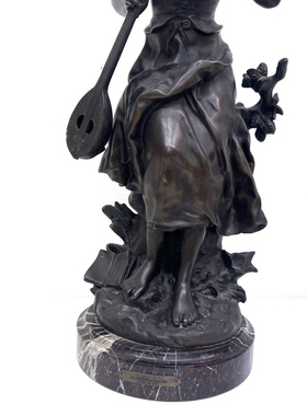 法国雕塑家Auguste Moreau1887年作抚琴少女青铜像，高60厘米。