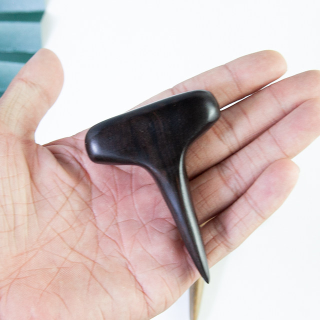 The solid material of sandalwood feels comfortable and clears the meridians.