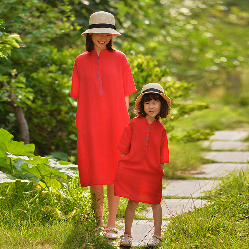 小乐往原创亲子装77桃花鱼婆婆手绣女童红度假拍照连衣裙母女姐妹 - 图1