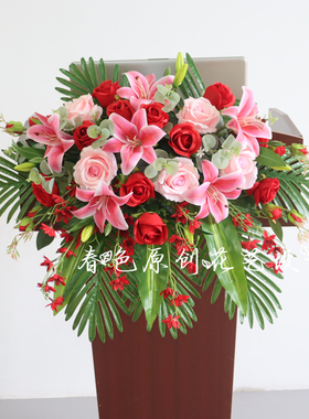 这是一款插好的成品讲台装饰花艺