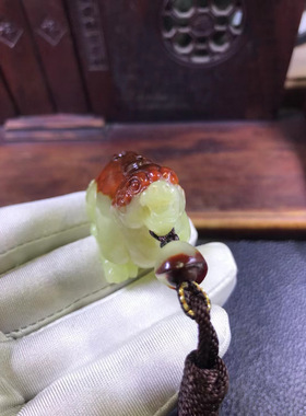 天然和田玉东北籽料黄白河磨玉火燎皮貔貅挂坠65克厂家直销正品