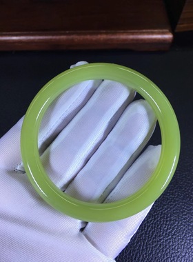 析木黄绿河磨玉800万明星料手镯重30克玉净如水，结构细腻