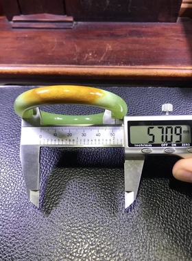 析木河磨玉皮浆玉三色57口径圆条手镯58克结构均匀玉有三色金不换