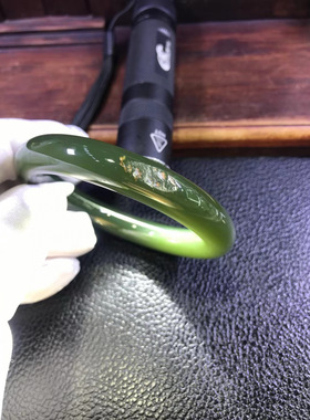 纯天然和田玉析木绿河磨玉椴树林57口圆条手镯67克结构均匀细腻