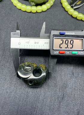 和田玉析木河磨玉红山文化玉猪龙手把件吊坠挂坠重24克墨玉带皮子