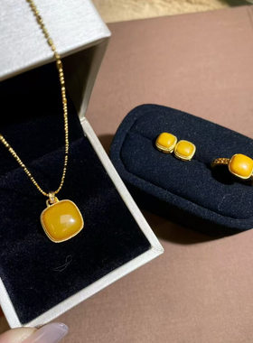 天然鸡油黄蜜蜡纯银吊坠新年礼物