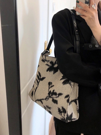 Niche jacquard canvas bag large capacity crossbody armpit bag