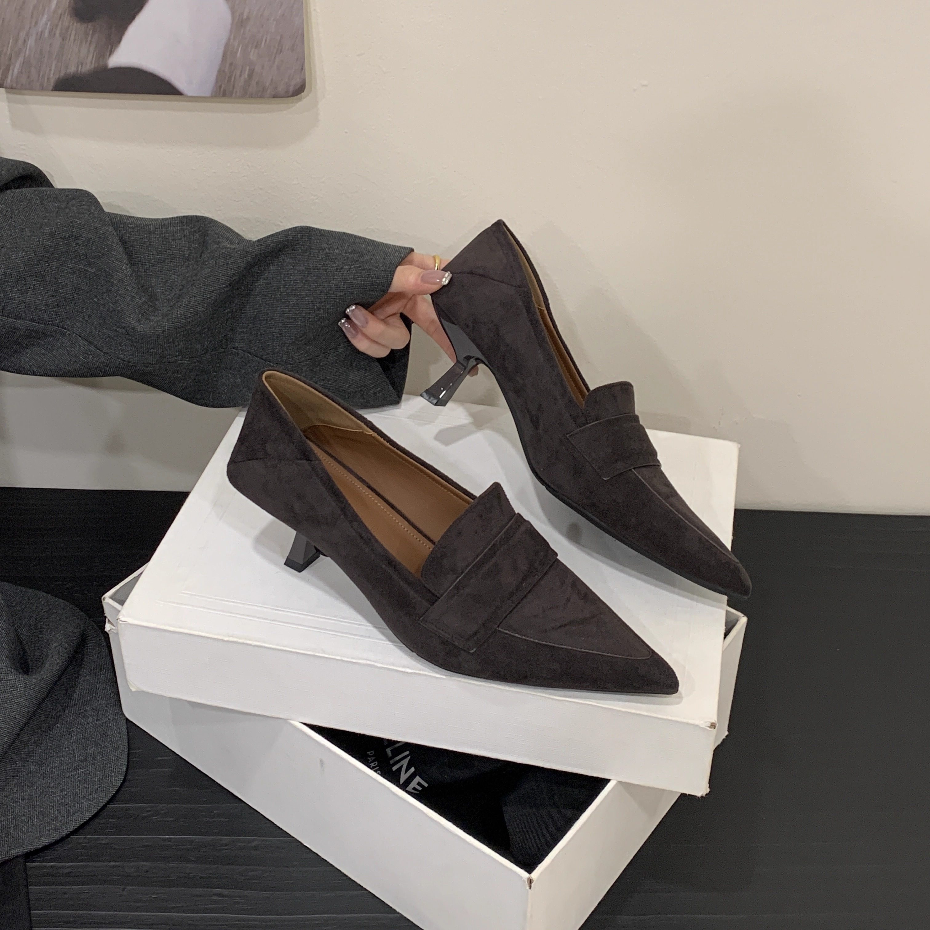 2025年秋季新款法式复古风尖头绒面深口细跟高跟鞋女棕色乐福鞋,淘宝优惠券,粉丝福利购,淘宝优惠卷