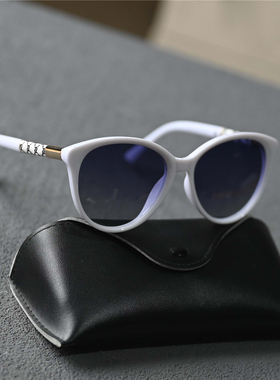 时髦设计款墨镜复古时尚女士白框