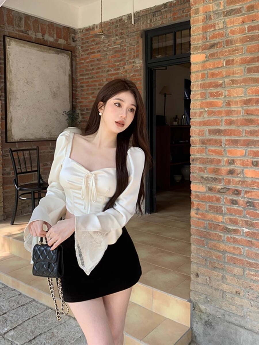 法式复古缎面露脐修身衬衫女夏季设计感短款方领气质喇叭长袖上衣 - 图0