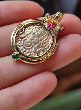 品相不错的一枚正反面清晰完整纯度大概18K金左右含证书18K金彩宝