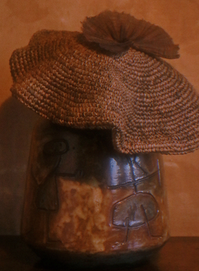 woman in a hat 出淤泥而不染枯败的荷叶贝雷帽