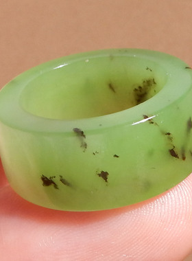 爆亏方言和田玉老坑俄罗斯乌兰海猕猴桃绿碧玉内径17mm戒指扳指s2