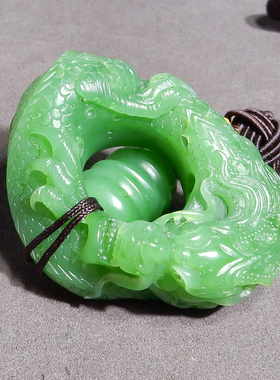 方言和田玉精品珍藏级俄罗斯老坑料果绿色碧玉龙行天下扳指把件X