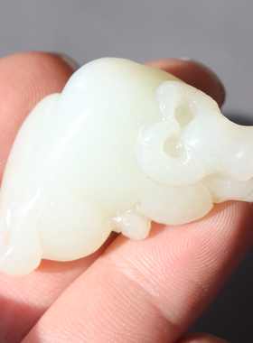 震惊了方言品牌和田玉精品特色俄料白玉带糖扭转乾坤牛挂件吊坠A8