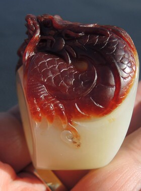 方言镇店之宝古河道双色红沁皮黄白种籽料内径22豪华生肖龙扳指R