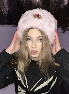 可以抵御西伯利亚的冷风融化别尔哥罗德冰雪的毛绒帽