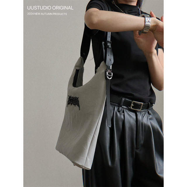 Dark pleated large capacity tote bag
