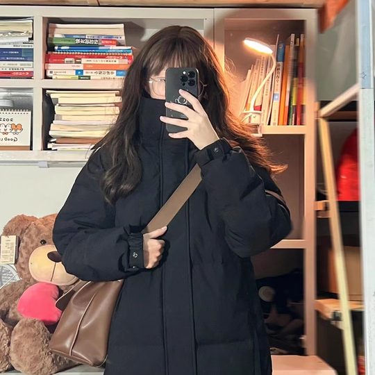 Los populares abrigos de algodón largos hasta la rodilla de estilo coreano de este año