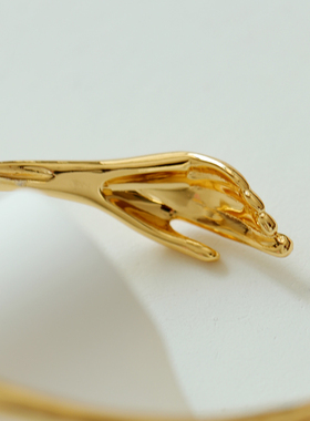 简约气质好货 复古高端轻奢鎏金工艺欧美时尚小手随意搭开口手镯