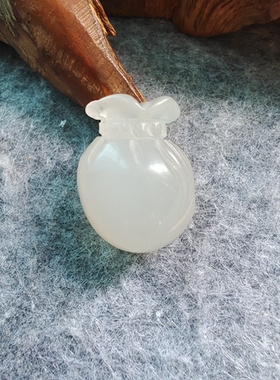 早期天然玛瑙 俏色雕双金钱福袋钱袋吊坠 高2.6厘米重12克 R.1621