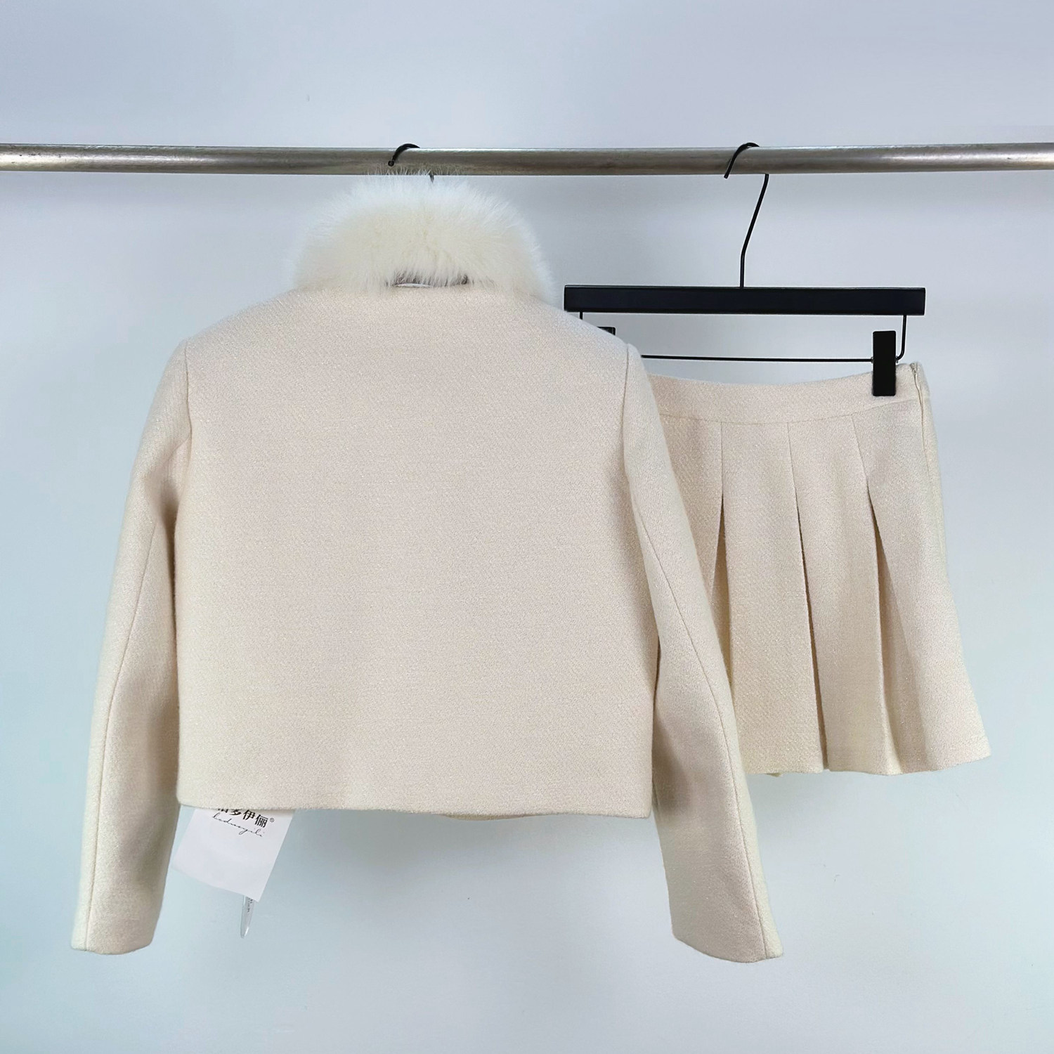 狐狸围脖红色小香风羽绒套装女轻奢气质喜庆毛呢外套半身裙两件套,淘宝优惠券,粉丝福利购,淘宝优惠卷