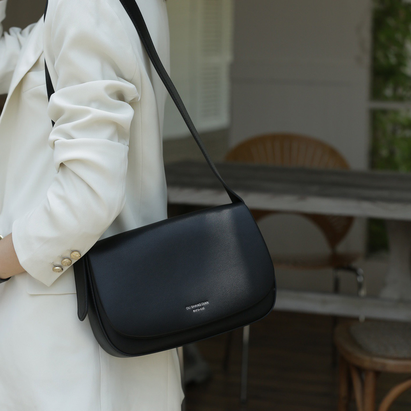 欧尚典2025秋冬新品高级感头层牛皮百搭通勤宽肩带单肩斜挎马鞍包,淘宝优惠券,粉丝福利购,淘宝优惠卷