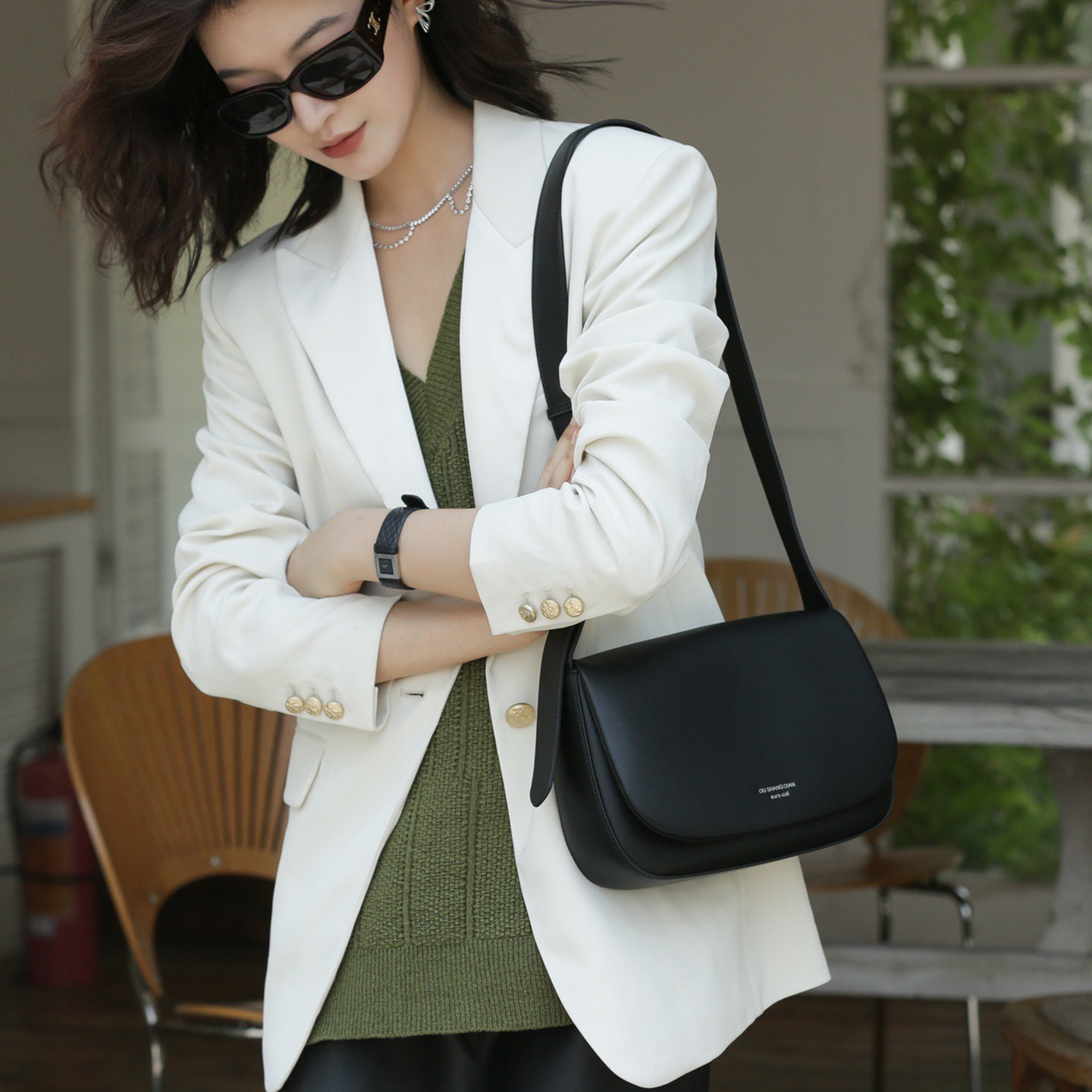 欧尚典2025秋冬新品高级感头层牛皮百搭通勤宽肩带单肩斜挎马鞍包,淘宝优惠券,粉丝福利购,淘宝优惠卷