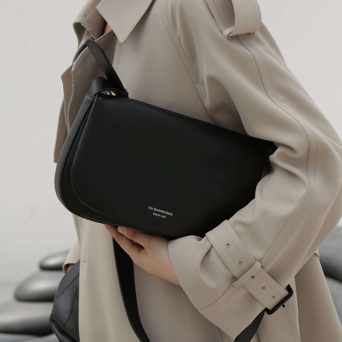 欧尚典2025秋冬新品高级感头层牛皮百搭通勤宽肩带单肩斜挎马鞍包,淘宝优惠券,粉丝福利购,淘宝优惠卷