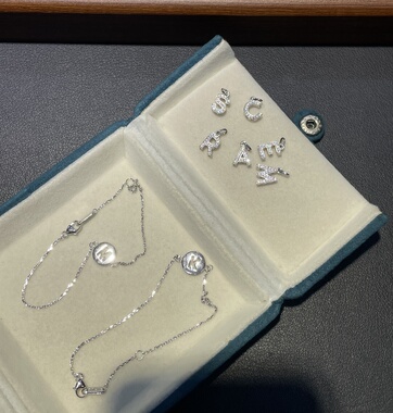 S925银镀白金香港展会字母吊坠手链个性百搭项链叠戴锁骨链