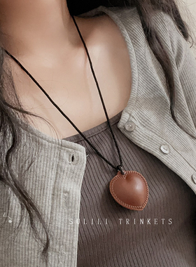 简约爱心皮革项链女2025新款爆款颈链毛衣链轻奢小众高级感锁骨链