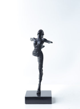 金属装饰轻奢客厅跳舞女孩