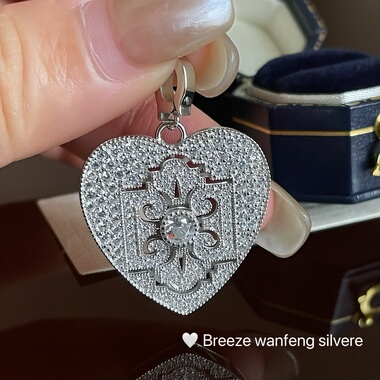 S925纯银爱心满钻吊坠女小众设计高级感轻奢气质百搭锁骨链